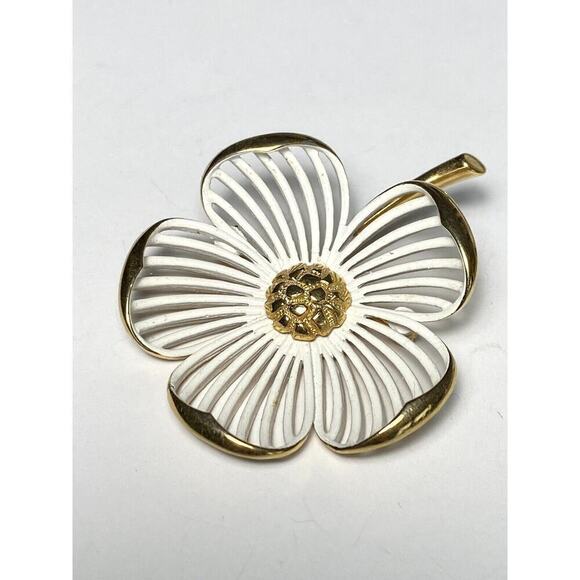 MONET Brooch Pin Dogwood Flower Gold Tone Vintage Modernist - Picture 1 of 4